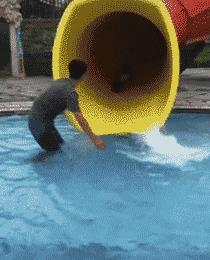 姑娘以后公车上睡觉还是坐在靠窗位置吧, 不然一刹车多尴尬