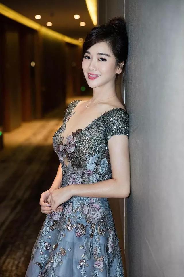 时尚穿搭，甜美靓丽的小姐姐，散发出迷人气息，满满女人味