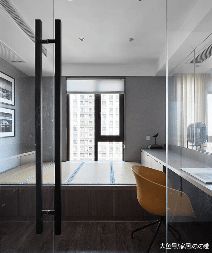 媳妇硬是打通沙发墙, 设透明隔断! 完工后我懵了, 全屋真心大气!