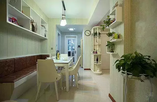 82平小户型二居室，大部分墙面贴墙纸，便宜又好看！