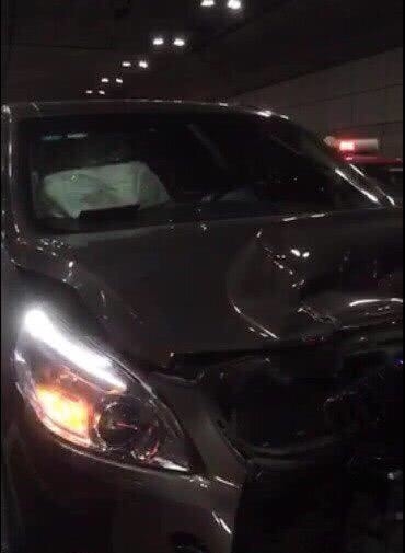 本田雅阁隧道内遭前后夹击，看到车头，网友：又得白瞎一万块了！