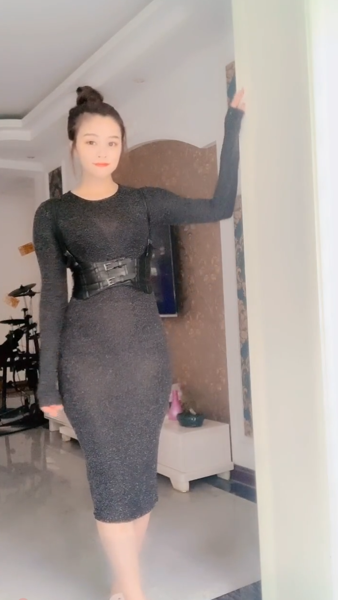 辣妈一袭紧身包臀裙，魅力十足