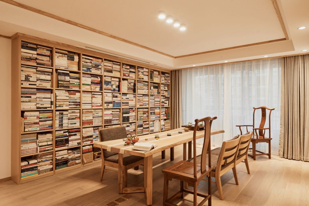 130㎡原木简约，客厅没沙发，满屋是书架，教授家就是不一样！