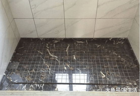 卫生间地面铺瓷砖已经过时了，师傅建议我铺这种，脚感舒适又高档