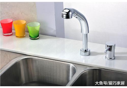 厨房万万不要装传统水龙头了，如今都用这种代替，实用又美观
