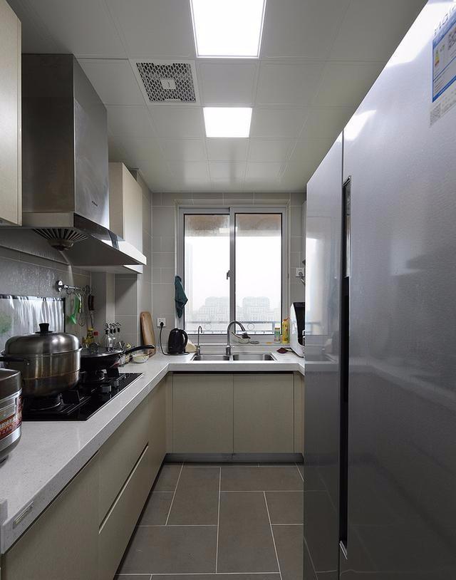 老婆辛苦半年裝修，玄關美觀實用，客廳簡約大氣，親戚都說媳婦棒