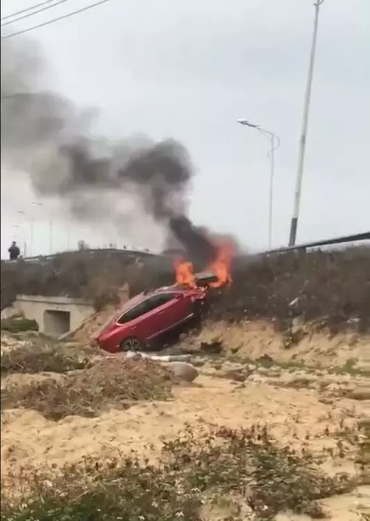 突发! 惠安一小车撞电线杆后翻入沟中起火, 20多岁的女司机不幸遇难