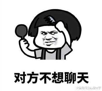 猫咪在宠物店门口偷吃猫粮，不试吃一下怎么掏钱