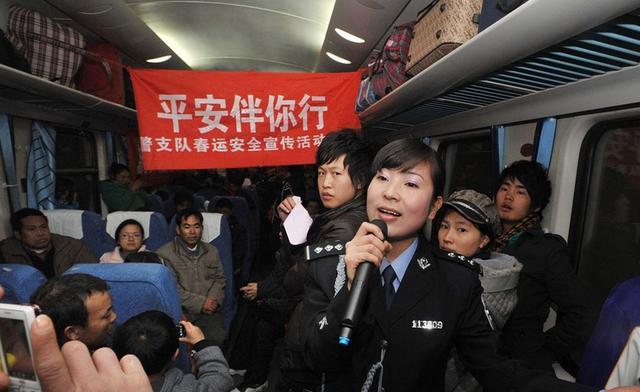 车站再现农民工大量返乡潮, 看到后想哭