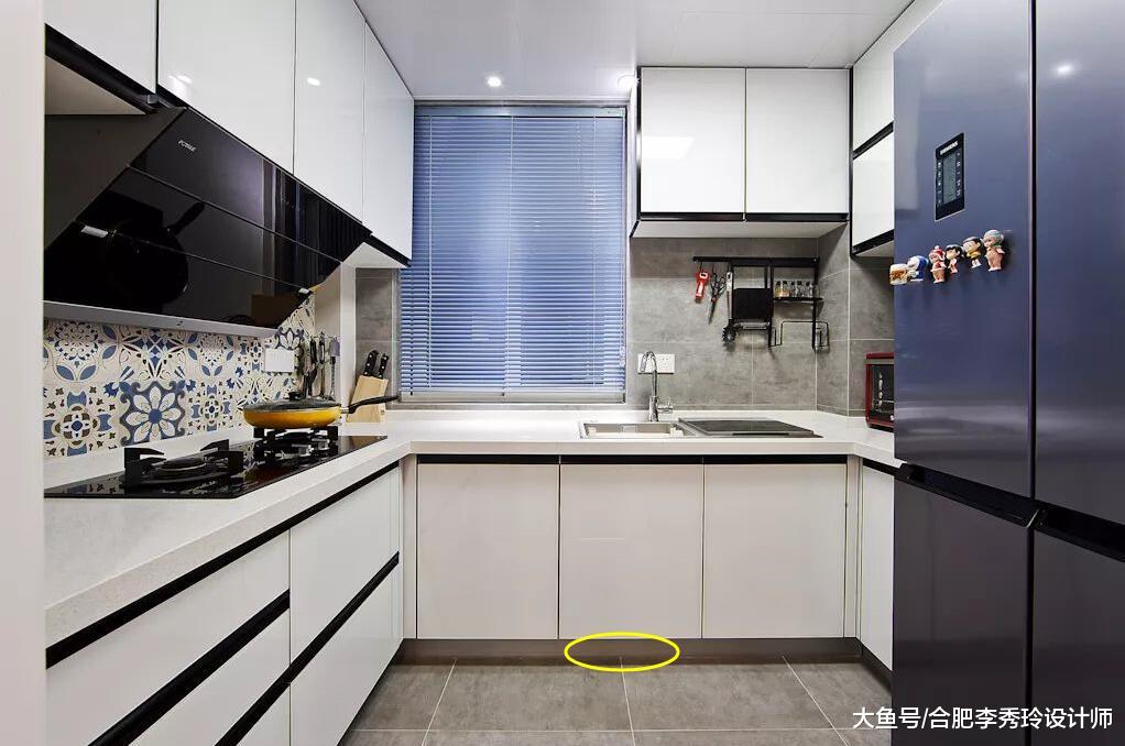 橱柜底部加块板，再也不担心踢坏柜门了，还好师傅提醒的早！实用不贵