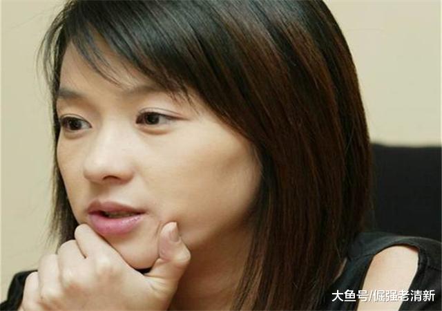 她二十多岁便成为视后，却选择嫁给小七岁男友，如今冒险生下两胎