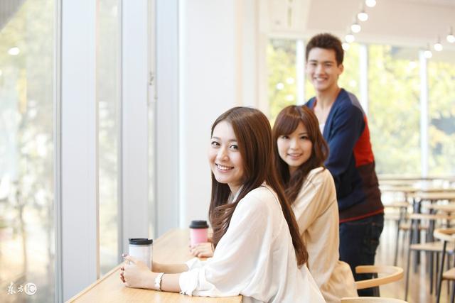 劝年轻人早点买房缺乏现实意义，现在抢房未来可能哭都没地哭去！