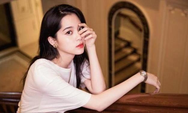 太可爱了！欧阳娜娜童年走秀图曝光，走台哭了还被迫营业走完全程