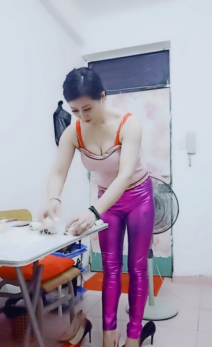 摄影：厨房做饭的辣妈穿上紧身皮裤，尽显女性魅力