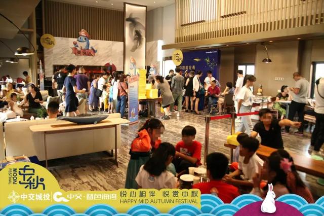 又是她！500人蜂拥而至！今天可是中秋节