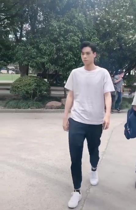 有种“无情”叫胡一天，看到他接过信那一秒，网友：路转黑