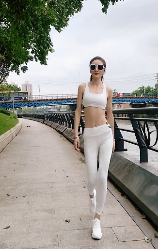 穿这样出来跑步，不是影响人吗？