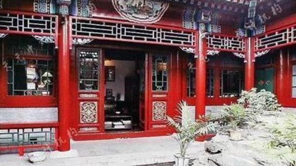 参观周迅在北京的豪宅，装修跟皇宫没区别，室内还有金龙柱子