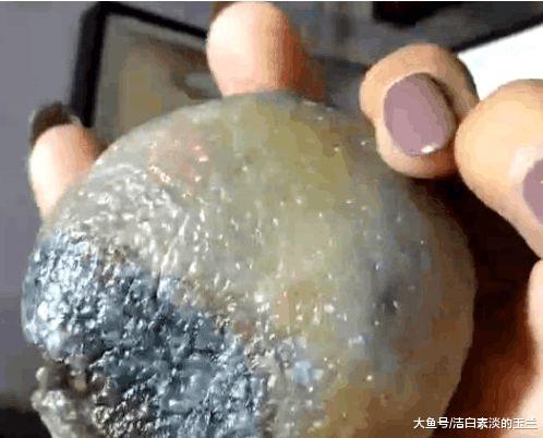 女子外出发现一奇石，鉴定后直呼发财，但还是选择了上交！