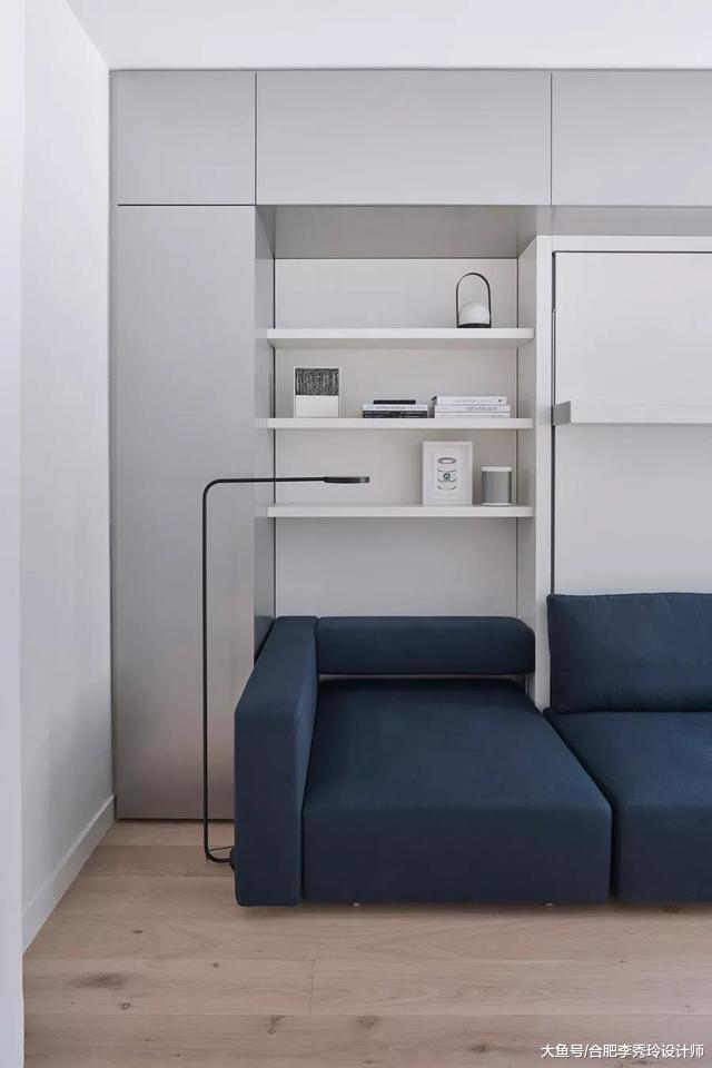 只是个带阳台的房间，改造成一套30㎡单身公寓，沙发背景墙是床