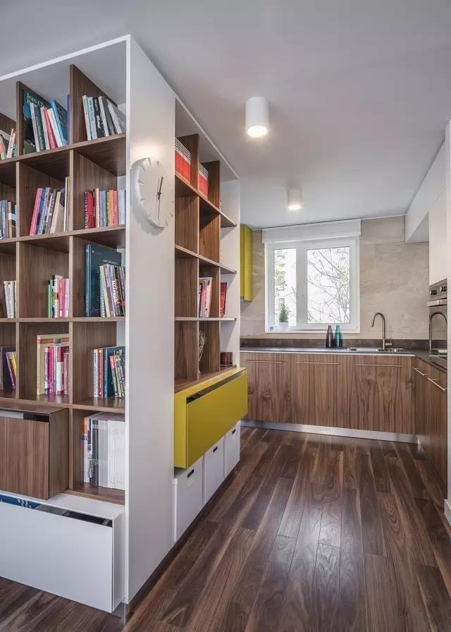 头次见书柜和橱柜装一起！60平小户型就要这样装！晒晒