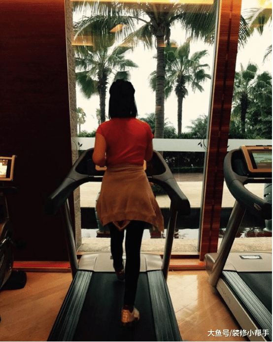 邬君梅现实的豪宅，家里墙壁都是彩色的，平时在家喜欢练字