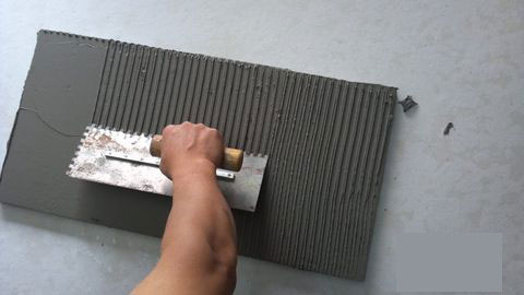 贴瓷砖别再用水泥了, 有钱人都用这种材料代替, 稳固又省钱!