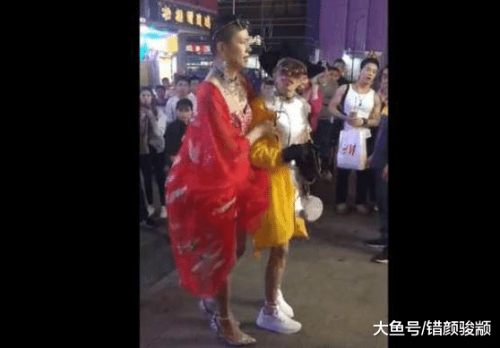 三男子因穿著太奇葩被罵變態，被城管持防爆叉驅趕稱：“影響市容”