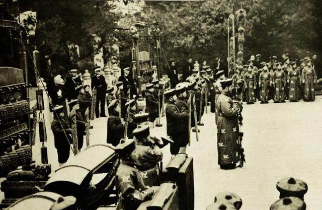 1938年日寇祭拜北平孔庙老照片，日本人为何唯独不敢动孔庙