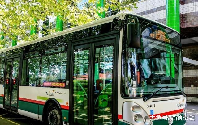 司机与女子冲突致公交车失控，原因竟只是一元钱？