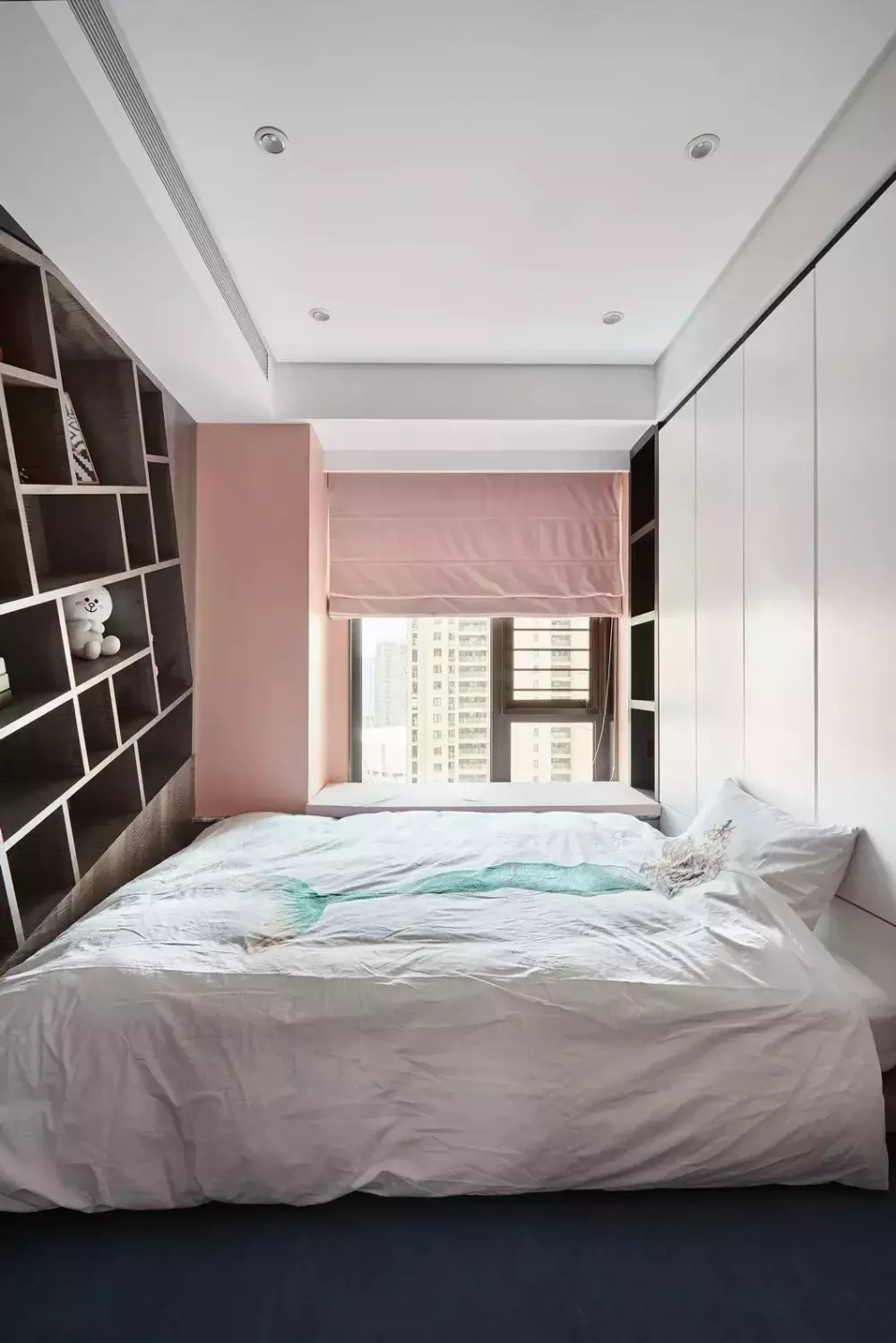 小戶型有飄窗的，可以加上一層坐墊，更加舒適