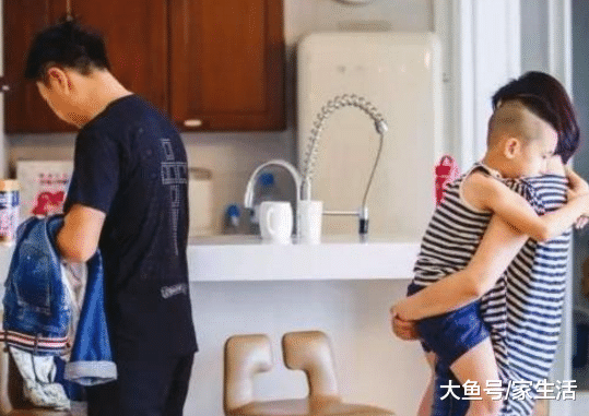 走进林永健现实中的家，一家人把儿子都当宝了，连抱枕也有他照片