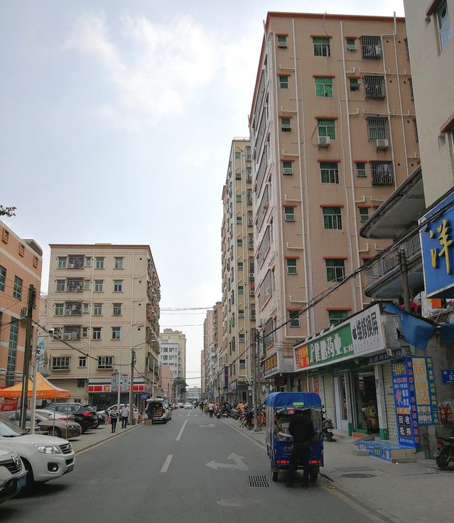 在深圳租房子，邻居在租房里卖菜，邻居：一个月省几千块铺面租金