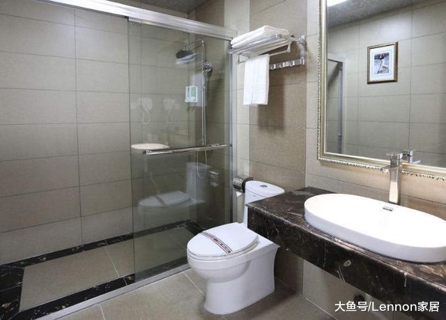 卫生间装修，聪明人都会选择这几种材料代替瓷砖，实用又美观