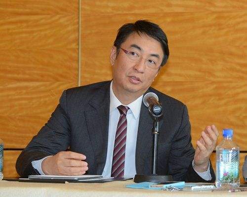 这三个孩子的生母都不知道是谁，但他们生来就有金钥匙，未来将继承数千亿美元