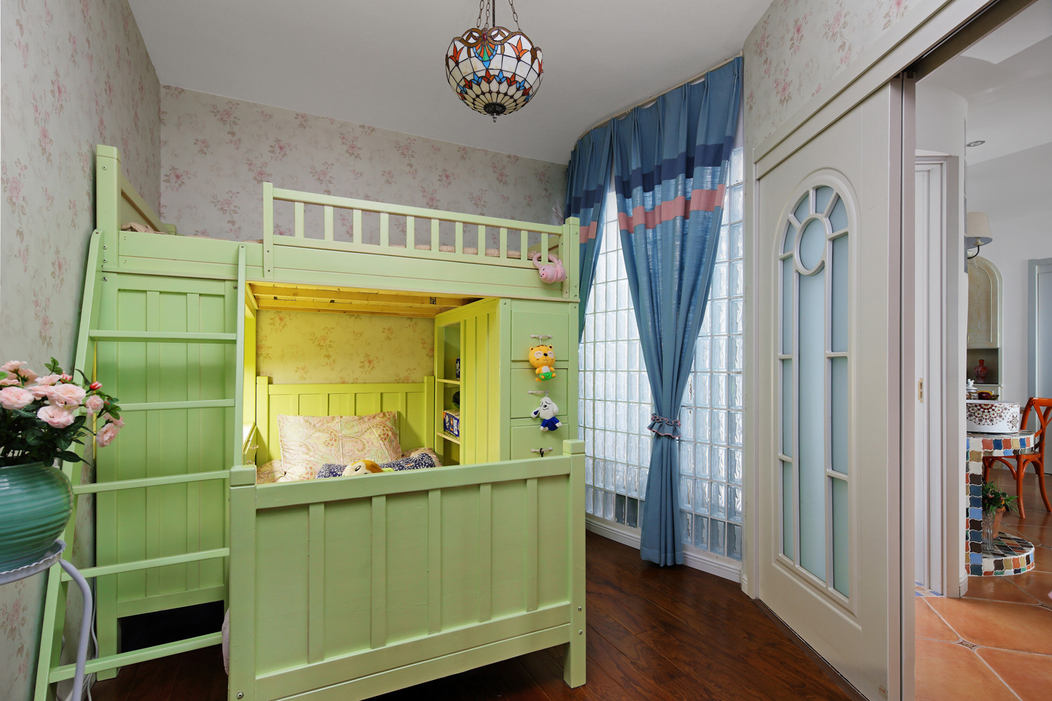 78平二居美式混搭风装修，客厅电视柜竟然还能设计出一个工作台