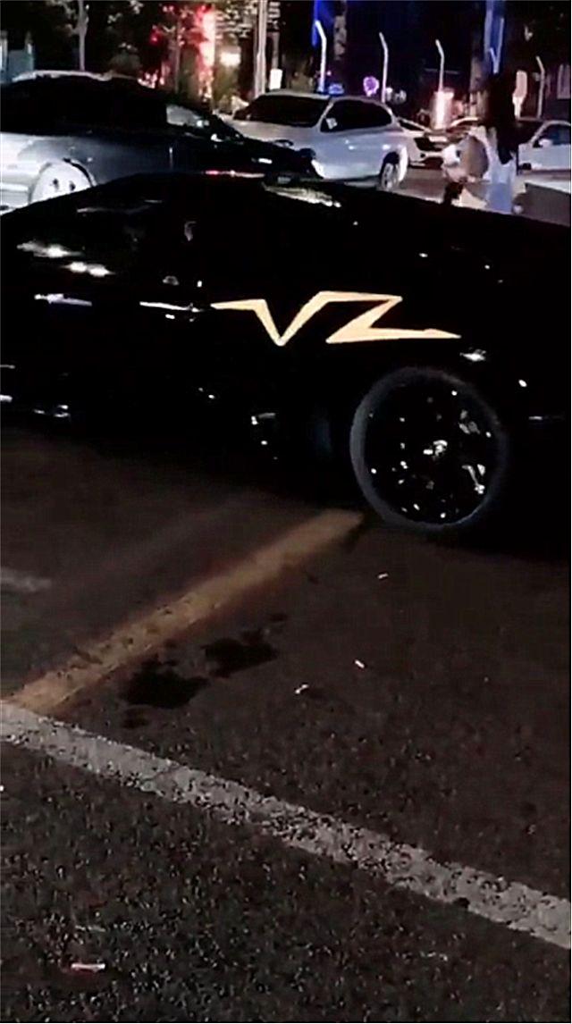 妙龄女子开路虎揽胜现街头，看到身材时，没想到一位大长腿美女！