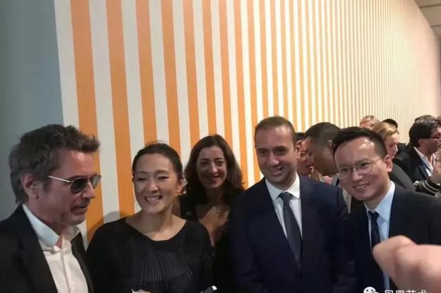 马克龙访问团惊现“巩皇”身影，黑色毛衣低调优雅，光芒四射抢镜