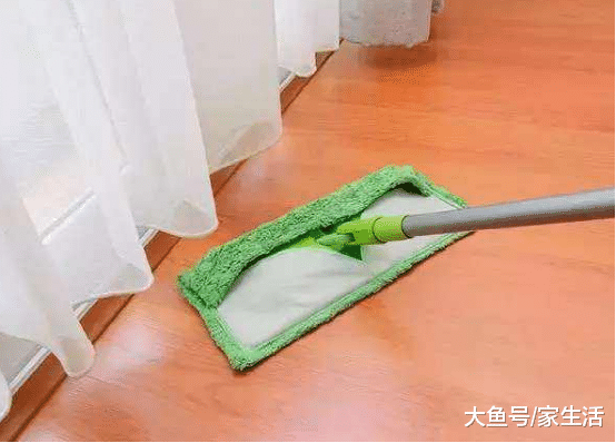 地板想要发亮又不沾灰，拖地记得加点料，回家试过的人都夸好