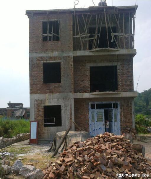 农民工19万自建三层毛坯主体，地基下有水没抽干对地基有影响吗？