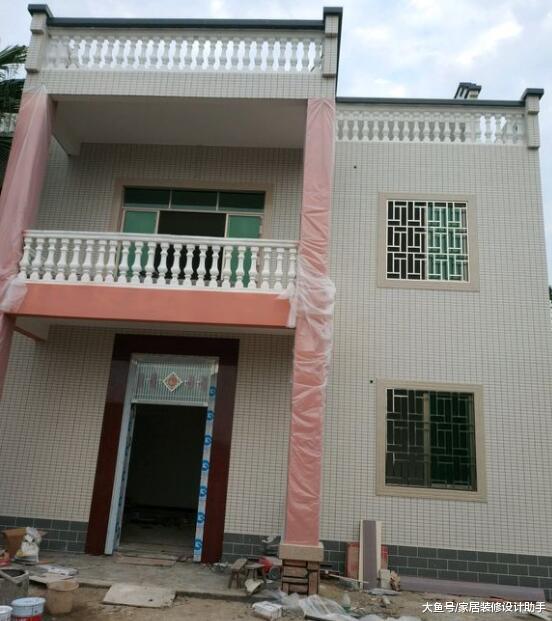 花了22万回村建房随心意，一二层大门宽高不一致被邻居怼不对称