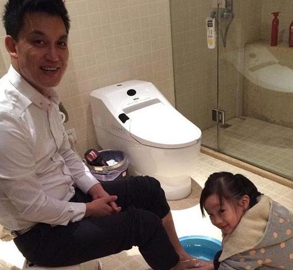 ?晒晒李锐住的豪宅，从小就培养女儿弹钢琴，教育质量太好了