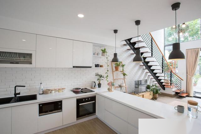 婚后不跟父母住，在隔壁再建一栋，小夫妻天天住新房三餐去老房吃