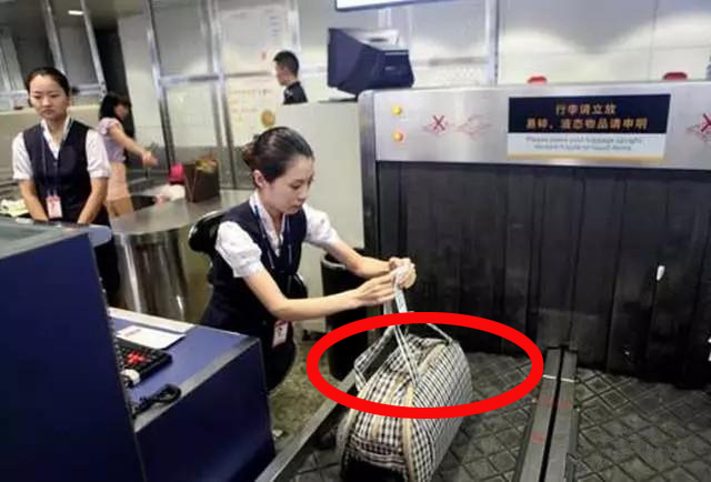 去机场才发现，拉杆箱不时兴了！瞧年轻人这样弄，真叫一个方便