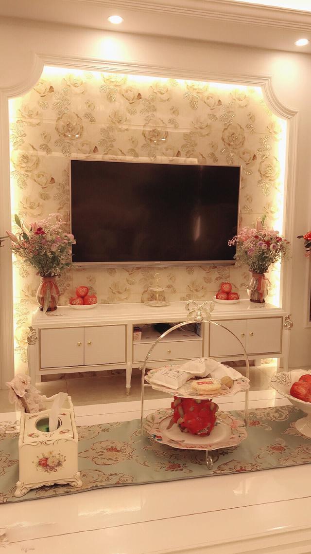 老公装修的新房豪华大气，来参观的人都说是小区里最漂亮的！