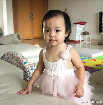 赵薇“女儿”颜值像开挂了一路飙升，从小就有一双电眼