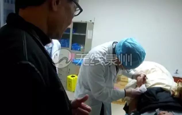 事发石狮！七旬老汉挥刀割腕，发生什么事？