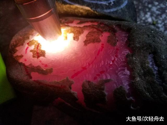 ＂老板将48万翡翠料偷梁换柱3500“次品”料，切开后，老板露宿街头＂