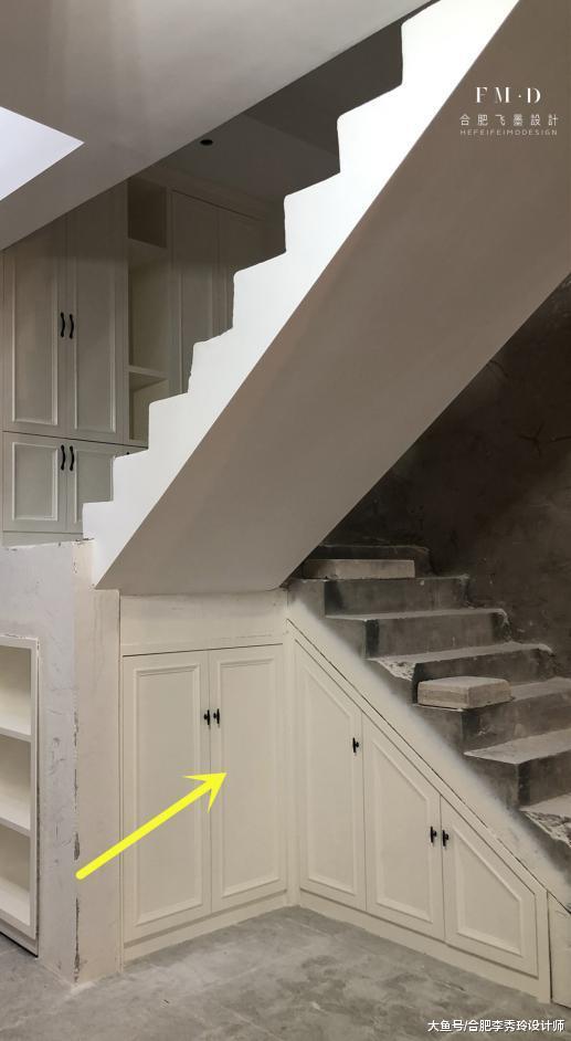 朋友非要在楼梯上下都打柜子，完工发现太实用了，我家也想这样装