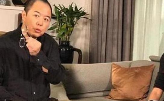 ?晒晒张铁林住的豪宅，家里收藏了超多古玩字画，装修太豪华了